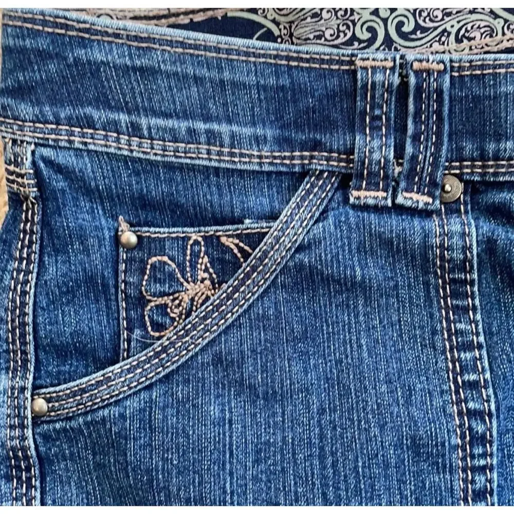 Gloria Vanderbilt Bermuda Shorts Medium Wash with Embroidery Size 8